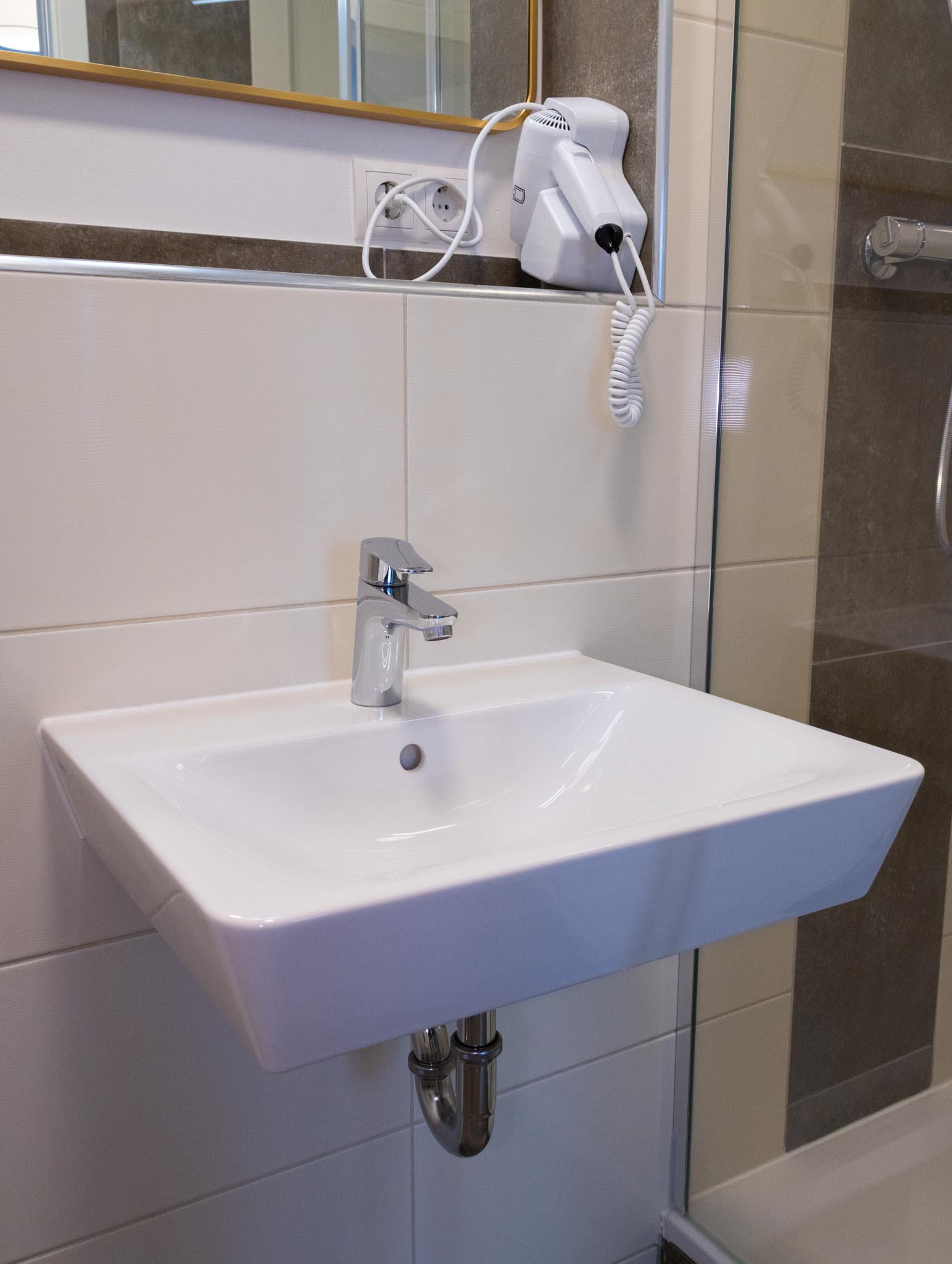 Badezimmer mit Waschbecken im FairSchlafen Boutique Hotel Neustadt in Holstein